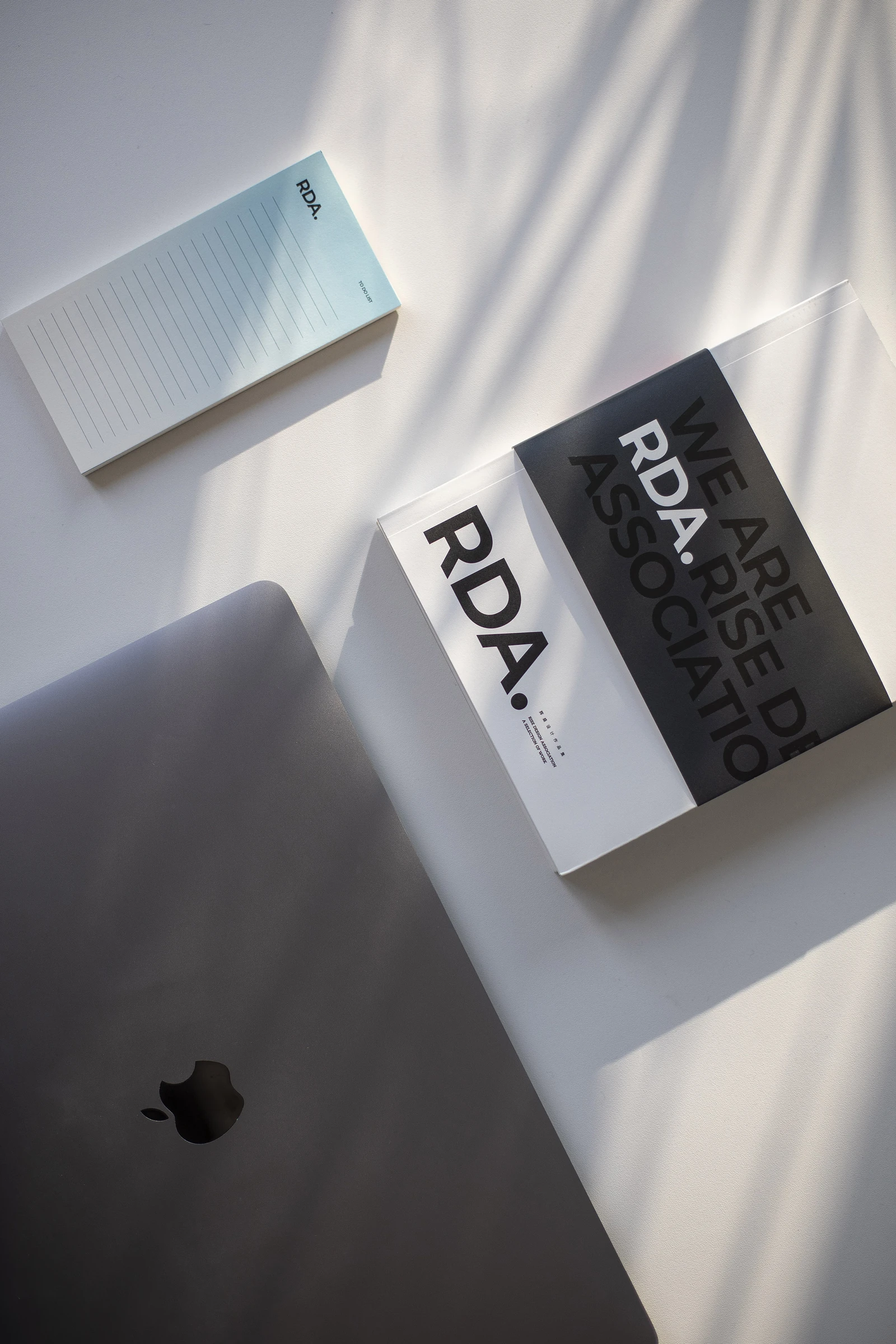 RDA品牌识别项目中的视觉材料与应用细节
